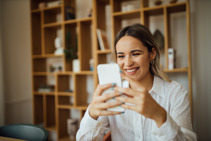 women looking at phone and smiling