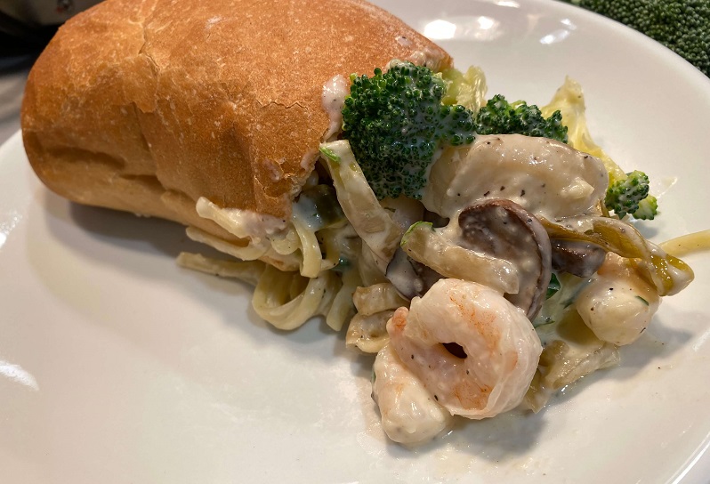 Shrimp Pasta with roll